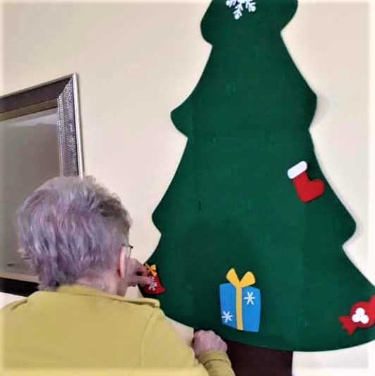 Balhousie Christmas tree decorating