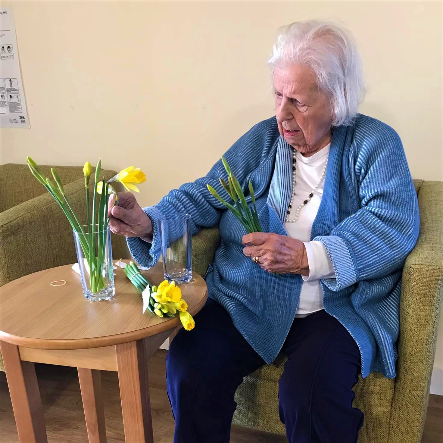 Alastrean - lady arranging daffodils