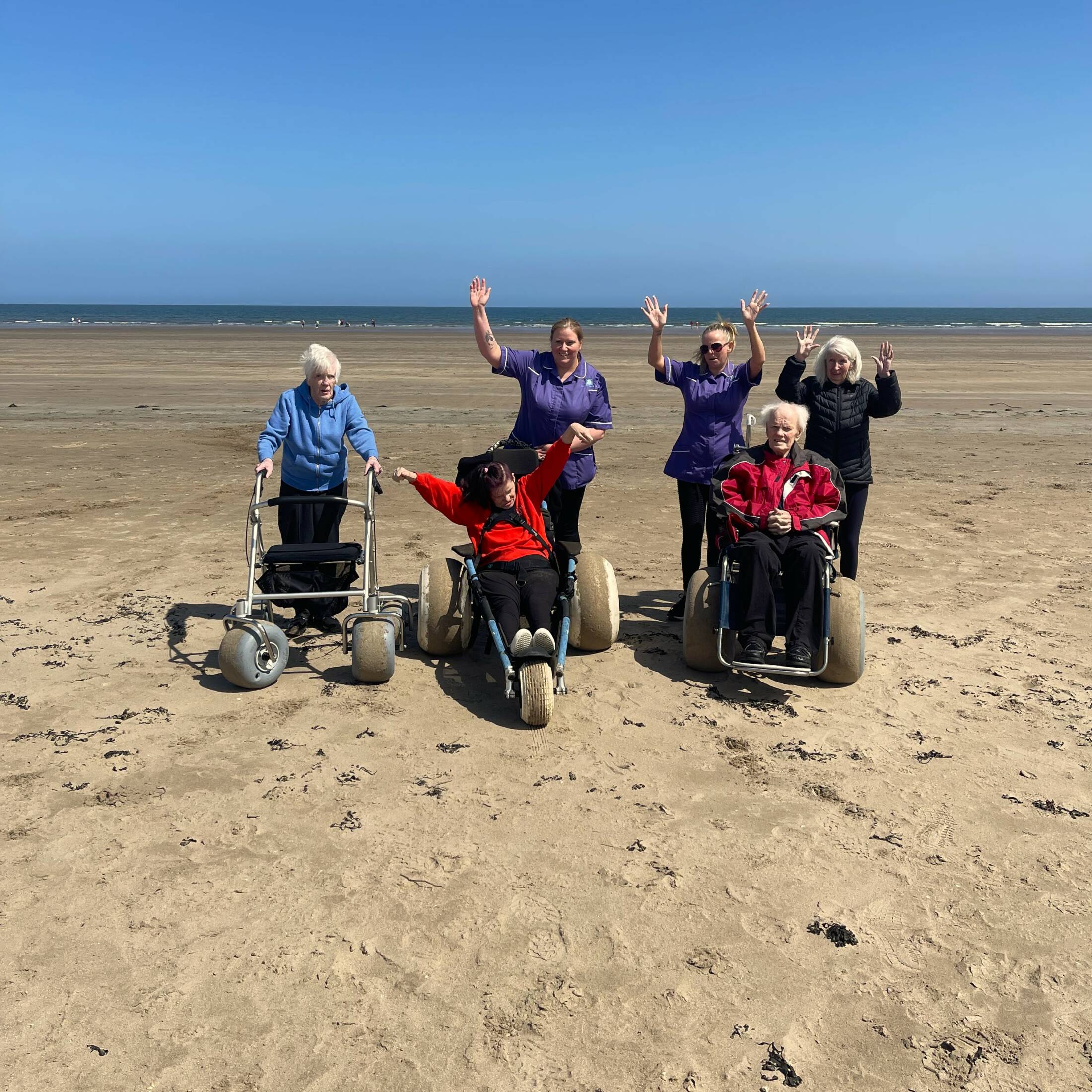 Staff at Balhousie Rumbling Bridge took residents for a trip to the beach.