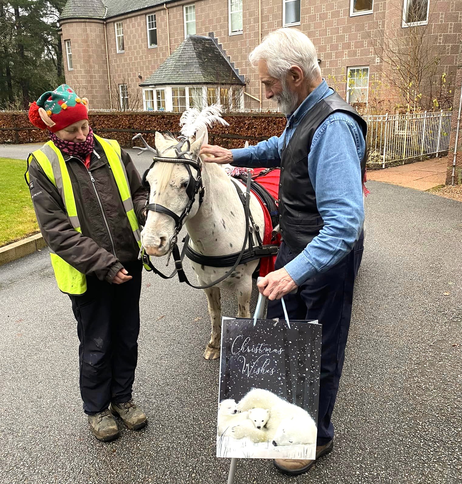 Young at Heart deliver Christmas gifts to residents at Balhousie Alastrean.